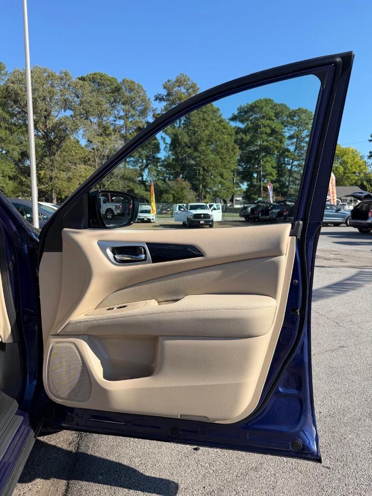 2017 Nissan Pathfinder - $13,995