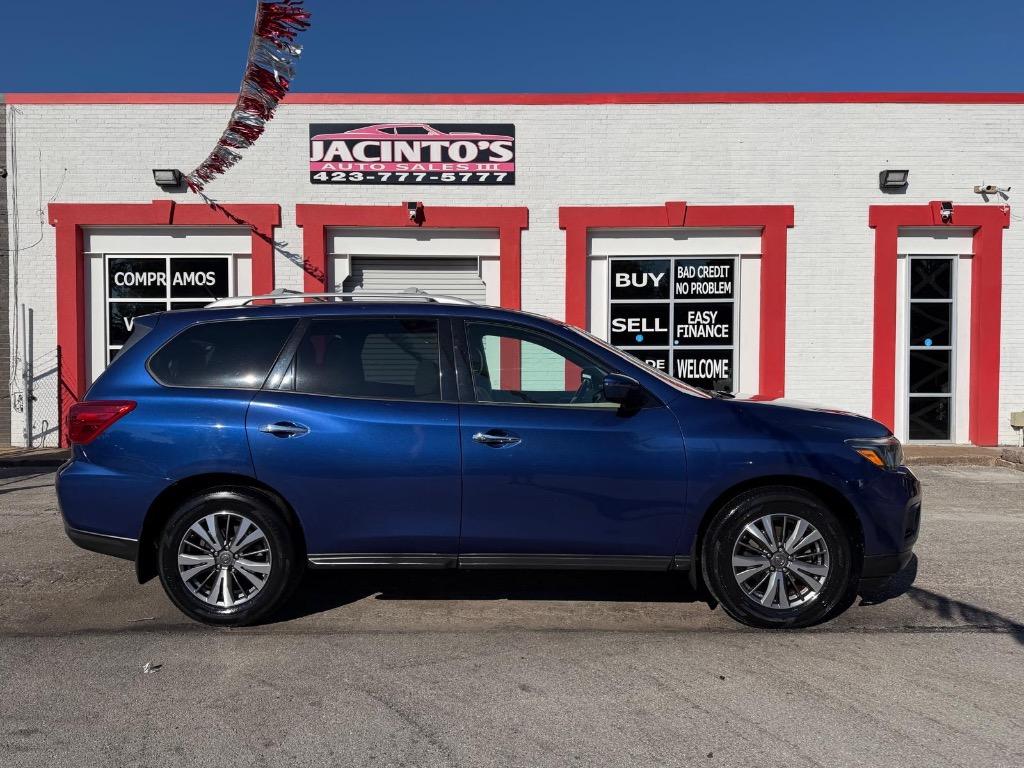 2017 Nissan Pathfinder - $13,995