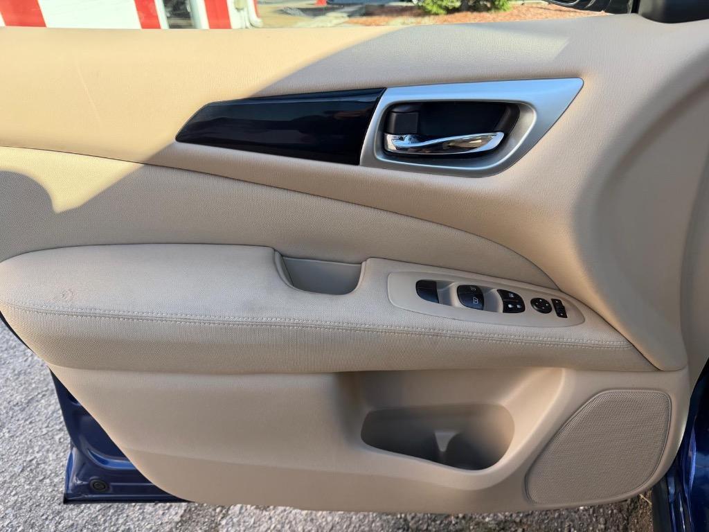 2017 Nissan Pathfinder - $13,995