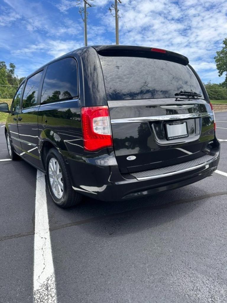 2015 Chrysler Town & Country - $10,000