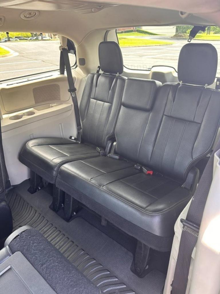 2015 Chrysler Town & Country - $10,000