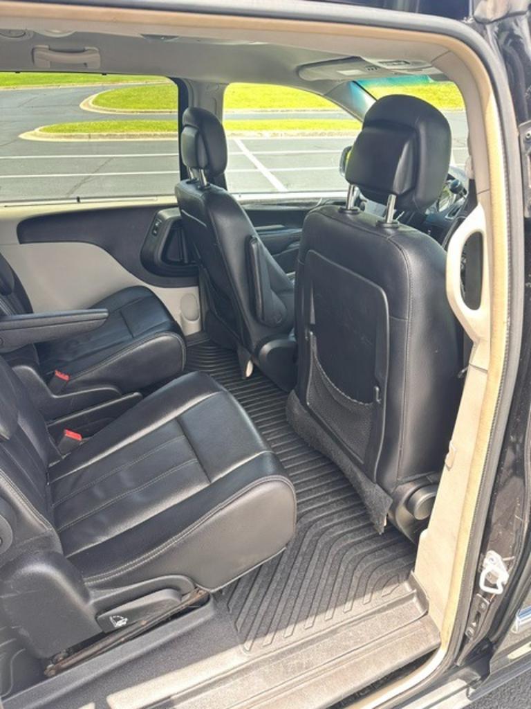 2015 Chrysler Town & Country - $10,000