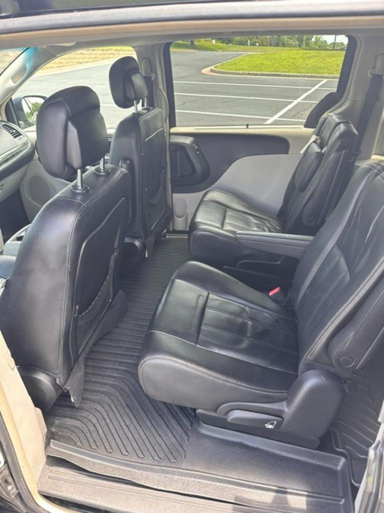 2015 Chrysler Town & Country - $10,000