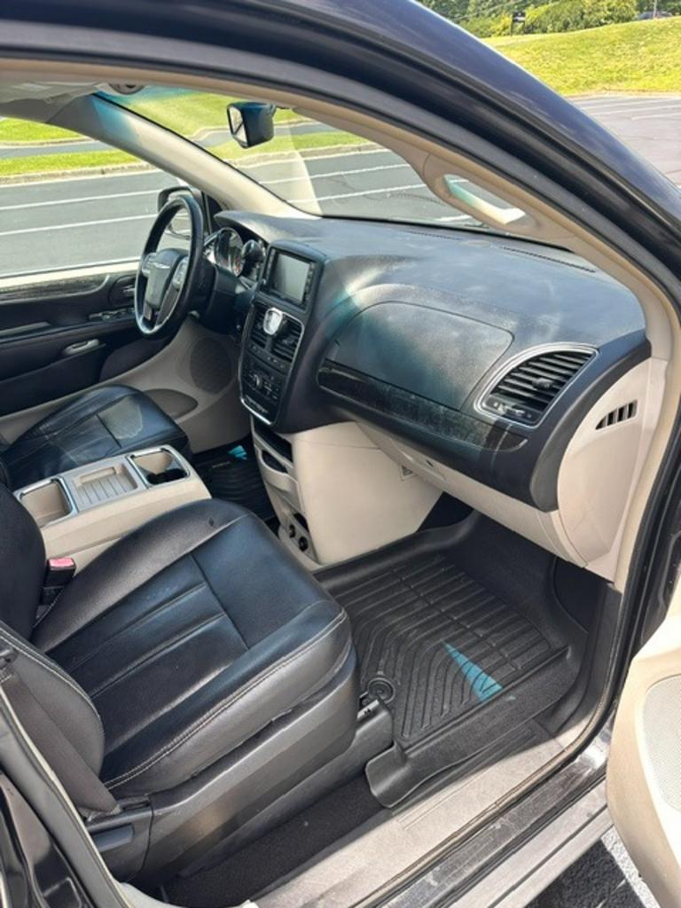 2015 Chrysler Town & Country - $10,000