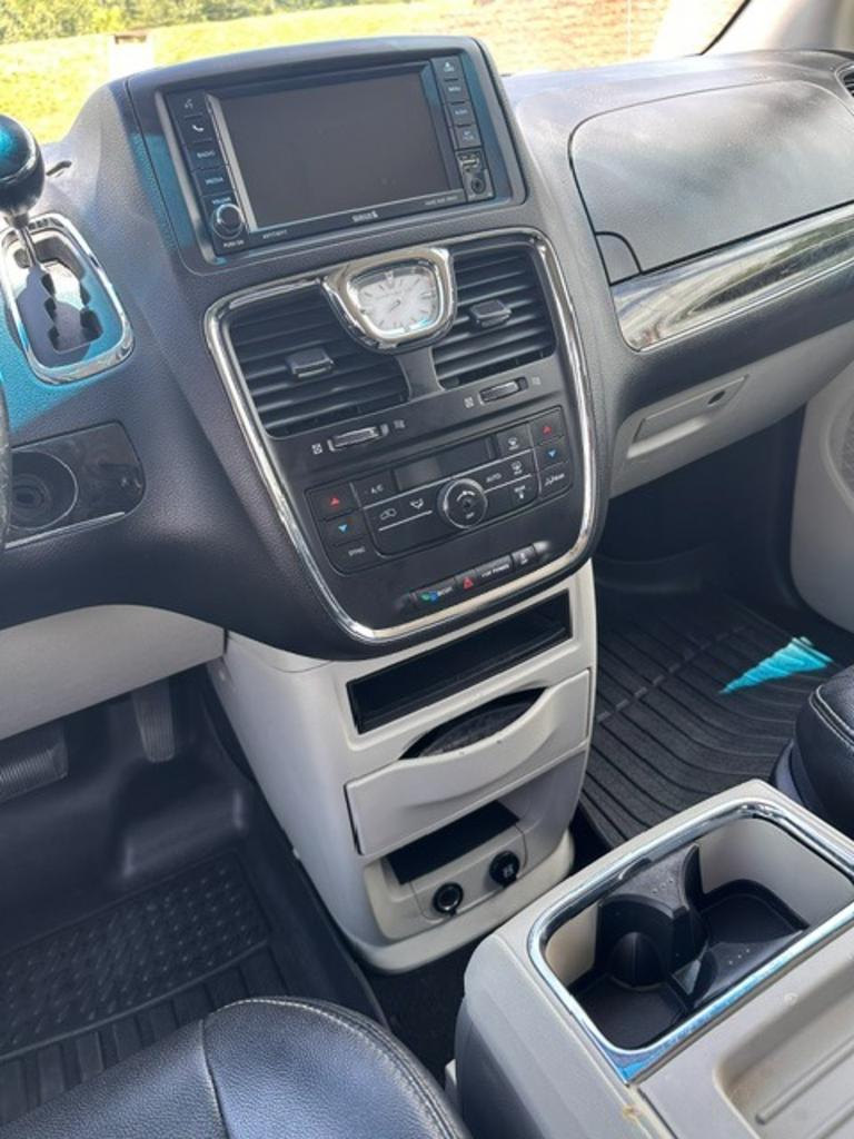 2015 Chrysler Town & Country - $10,000