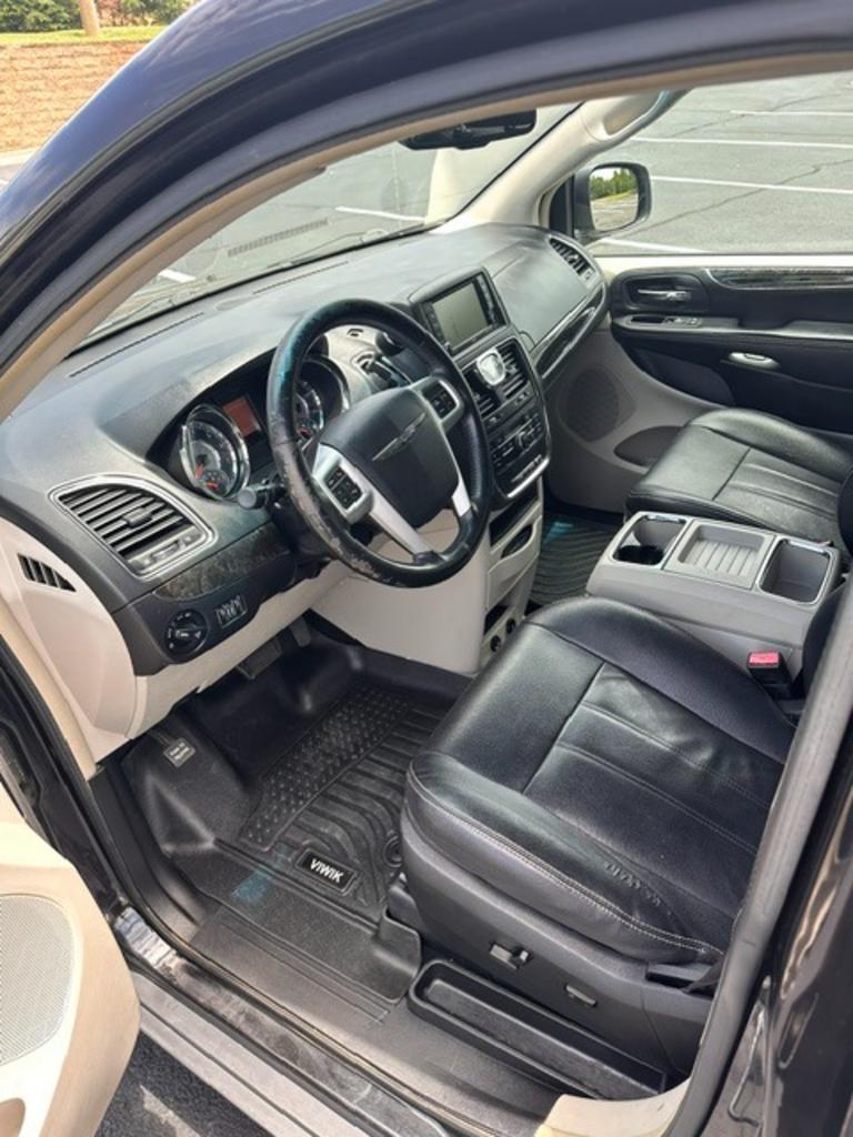 2015 Chrysler Town & Country - $10,000