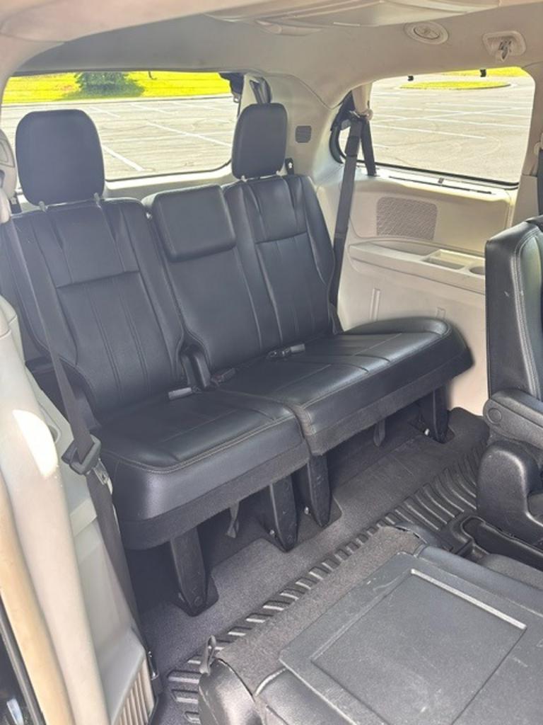 2015 Chrysler Town & Country - $10,000