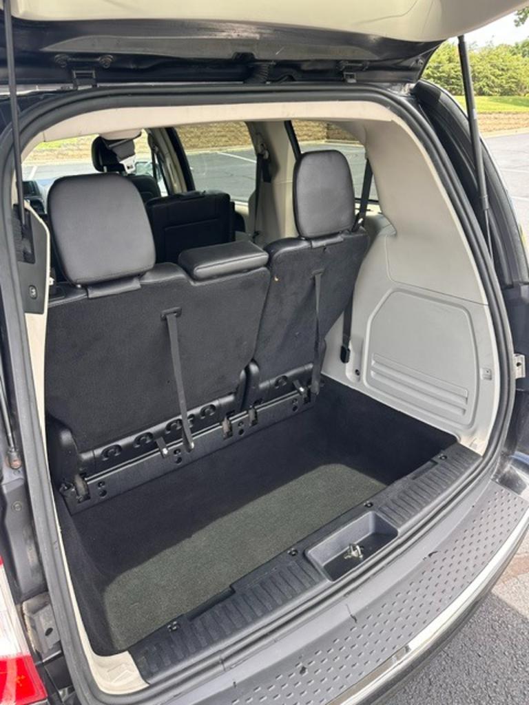 2015 Chrysler Town & Country - $10,000