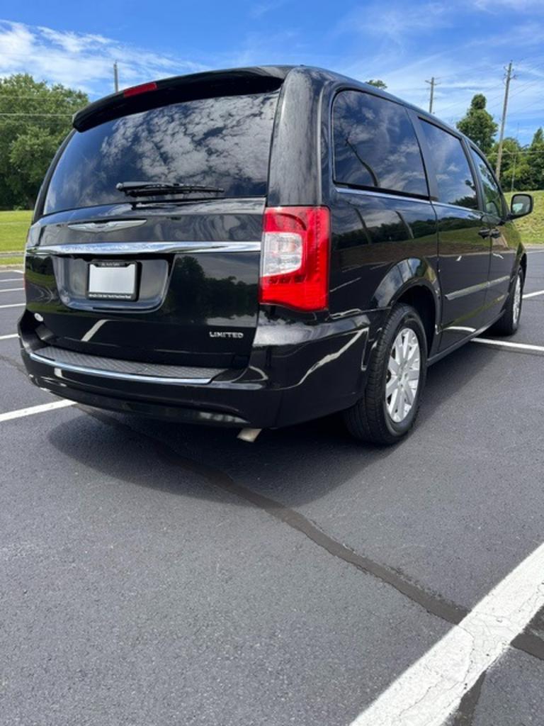 2015 Chrysler Town & Country - $10,000