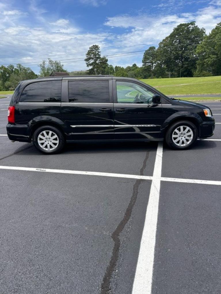 2015 Chrysler Town & Country - $10,000