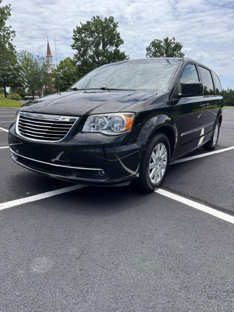 2015 Chrysler Town & Country - $10,000