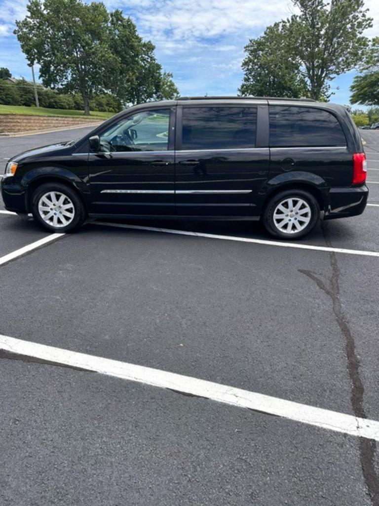 2015 Chrysler Town & Country - $10,000