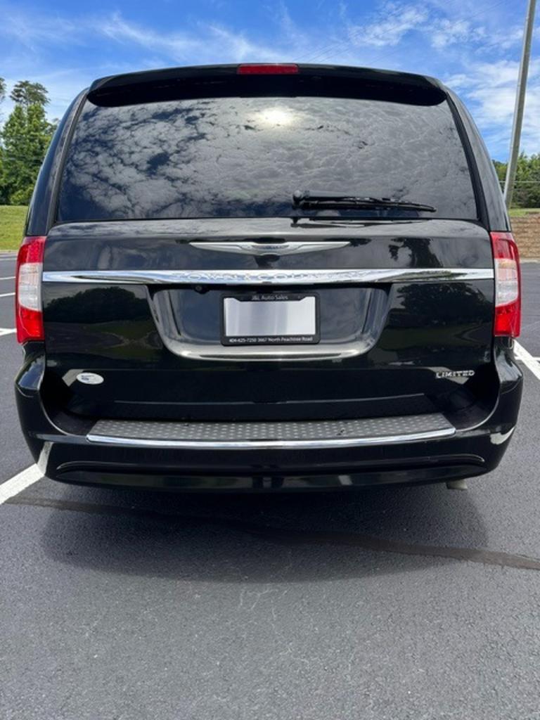 2015 Chrysler Town & Country - $10,000