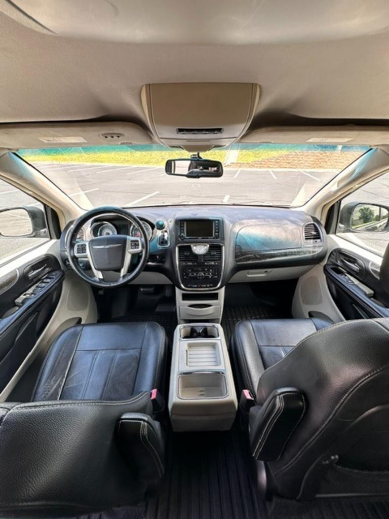2015 Chrysler Town & Country - $10,000