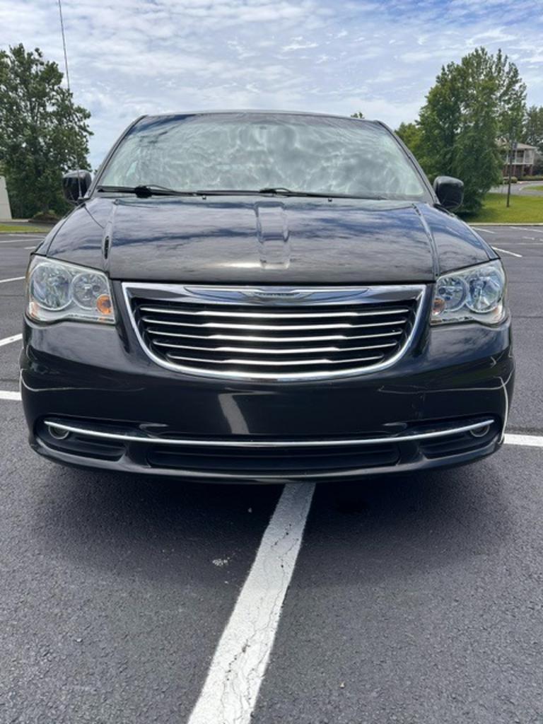 2015 Chrysler Town & Country - $10,000