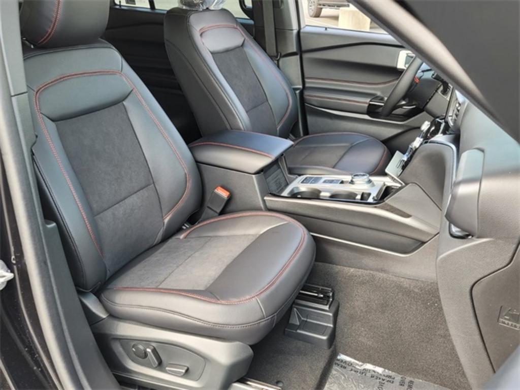2023 Ford Explorer ST-Line photo