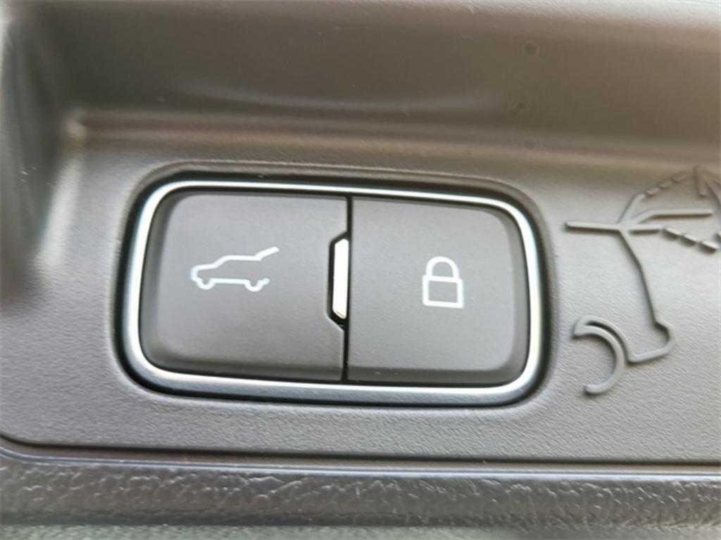 2023 Ford Explorer ST-Line photo
