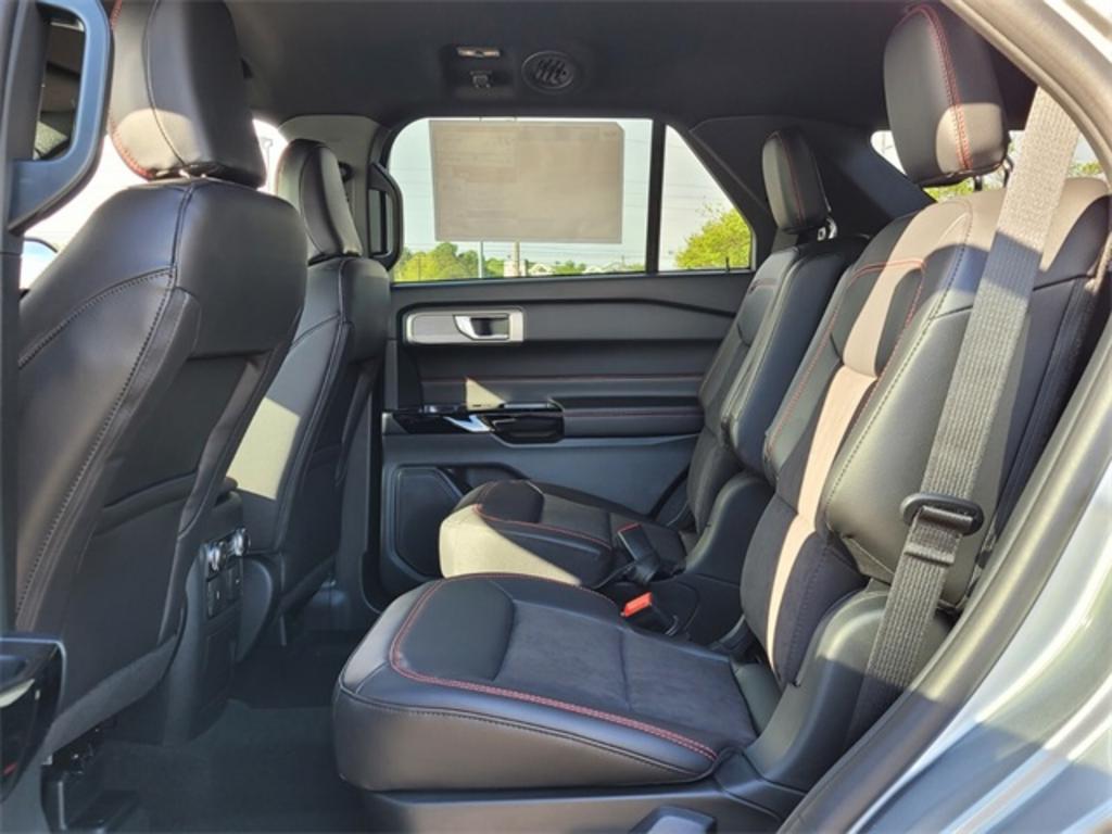 2023 Ford Explorer ST-Line photo