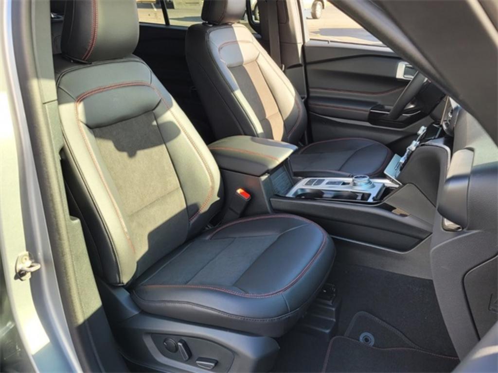 2023 Ford Explorer ST-Line photo