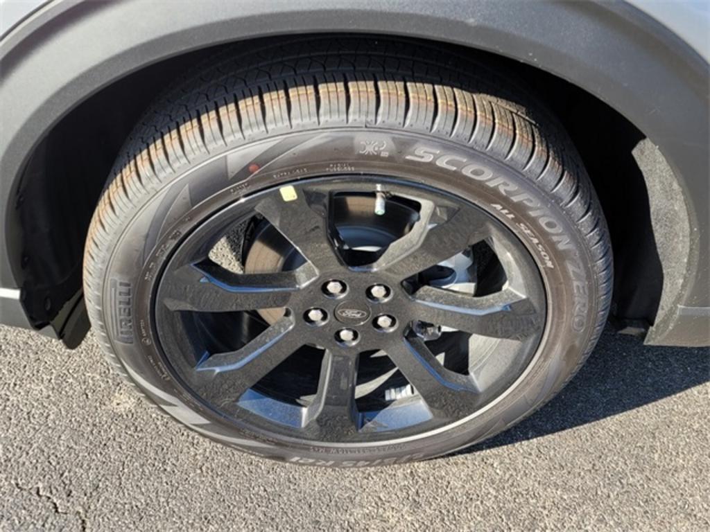 2023 Ford Explorer ST-Line photo
