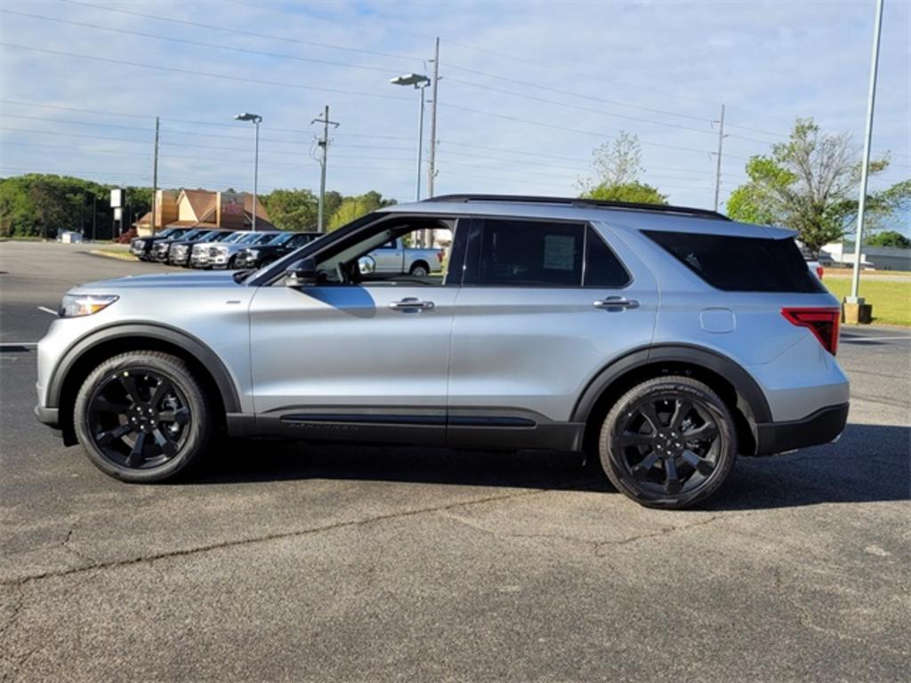 2023 Ford Explorer ST-Line photo