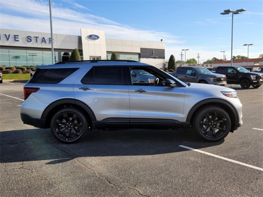 2023 Ford Explorer ST-Line photo