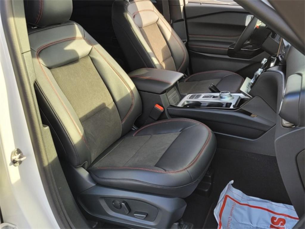 2023 Ford Explorer ST-Line photo