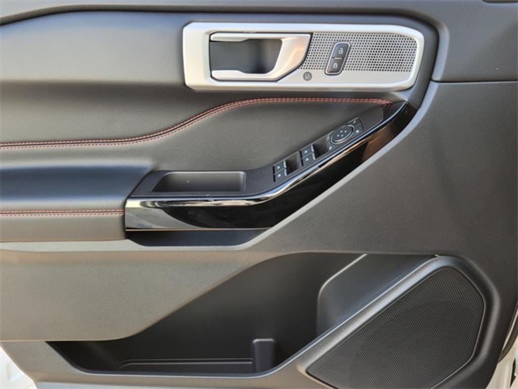 2023 Ford Explorer ST-Line photo