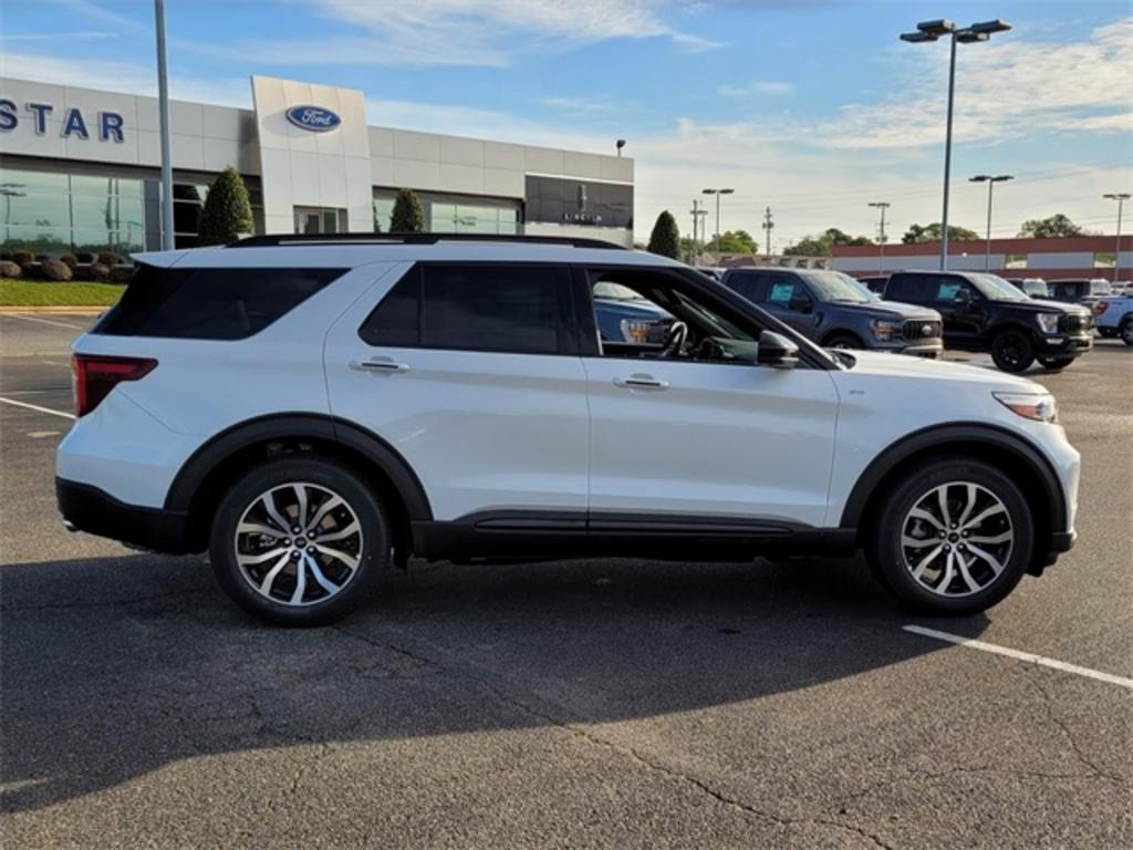 2023 Ford Explorer ST-Line photo