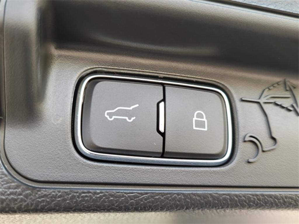 2023 Ford Explorer ST-Line photo