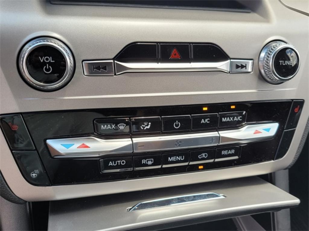 2023 Ford Explorer XLT photo