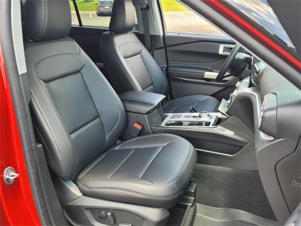 2023 Ford Explorer XLT photo