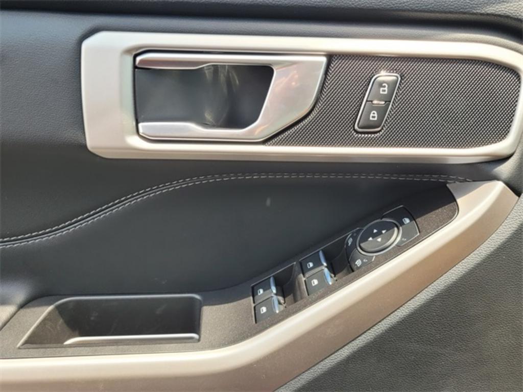 2023 Ford Explorer XLT photo