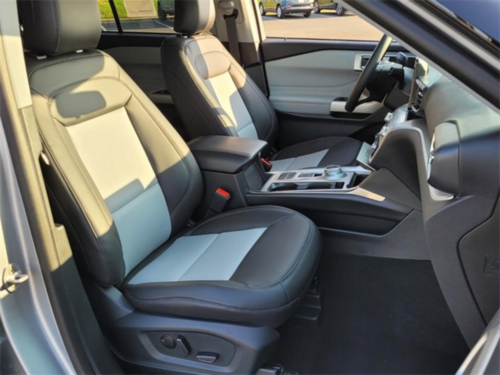 2023 Ford Explorer XLT photo