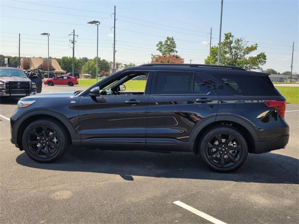 2023 Ford Explorer ST-Line photo