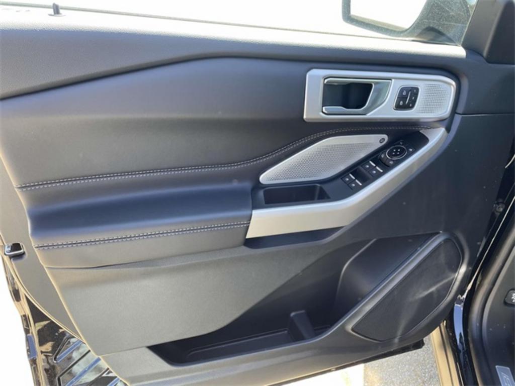 2023 Ford Explorer Limited photo