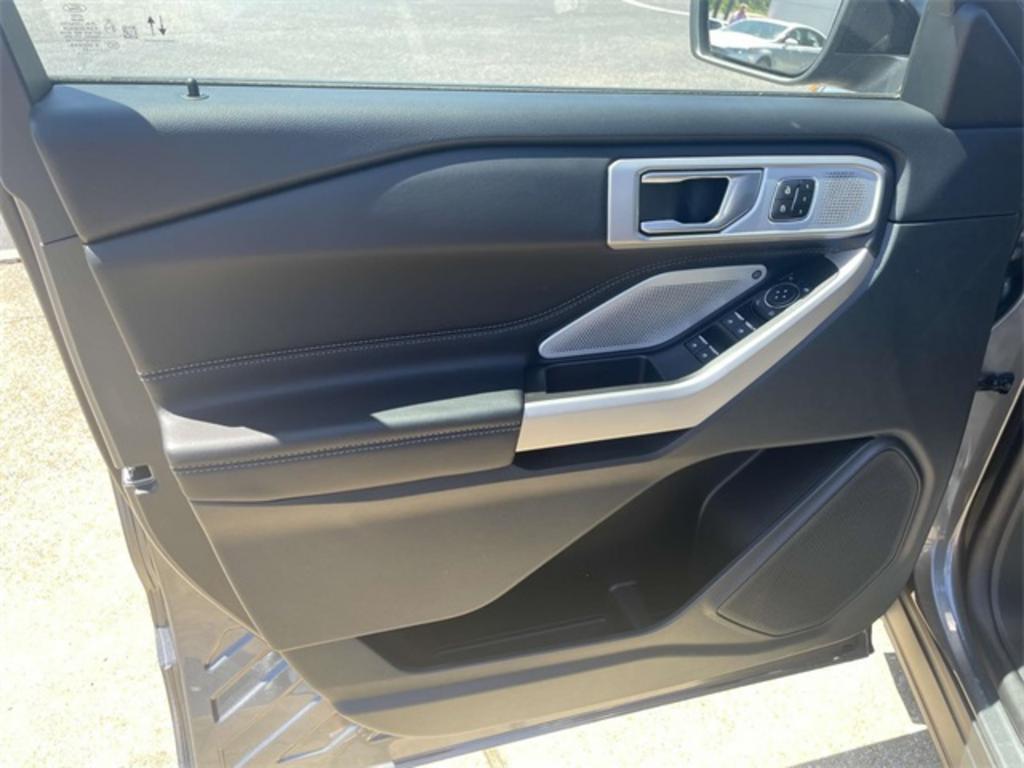 2023 Ford Explorer Limited photo