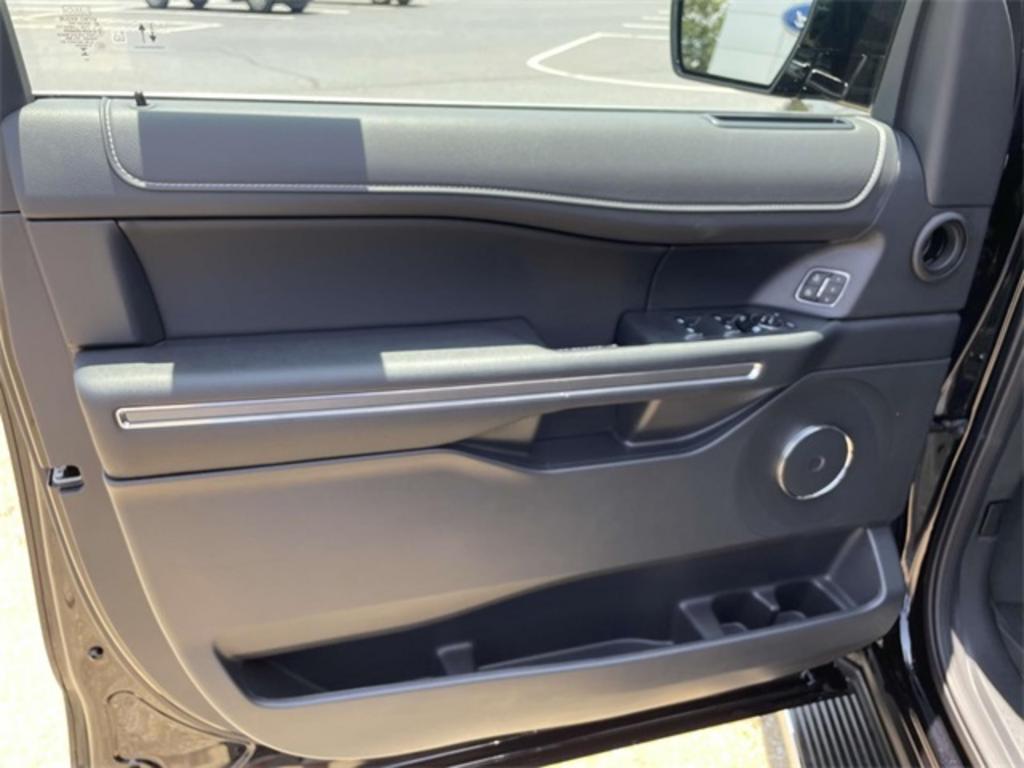 2023 Ford Expedition XLT photo