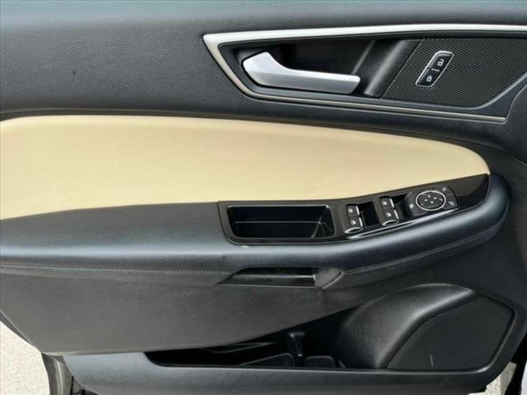 2017 Ford Edge SEL photo