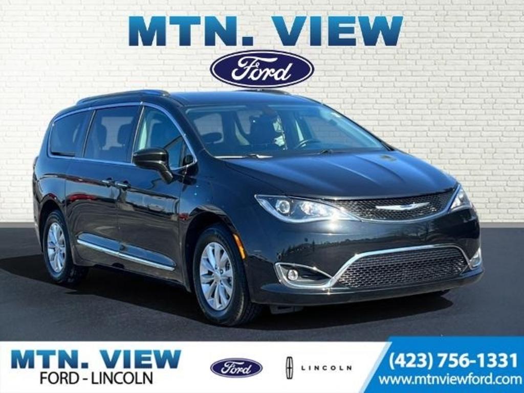 The 2019 Chrysler Pacifica Touring L photos