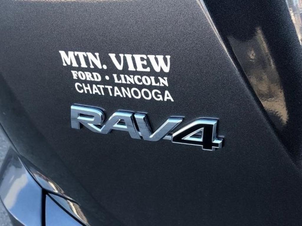2018 Toyota RAV4 LE photo