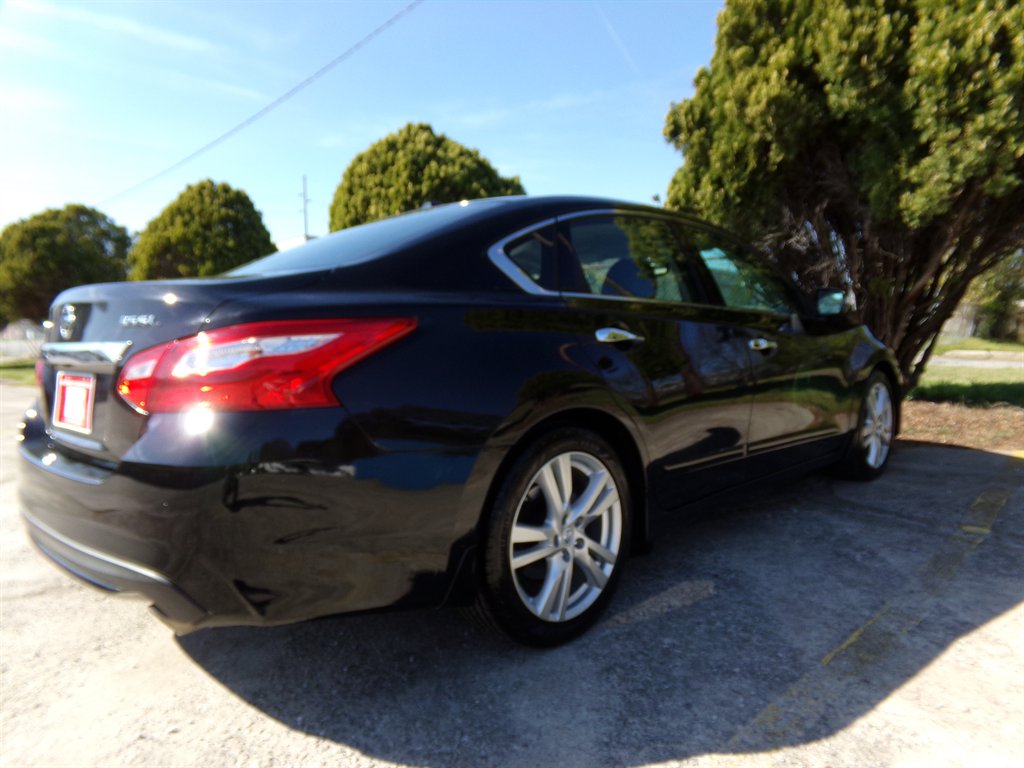 2017 Nissan Altima - $12,500