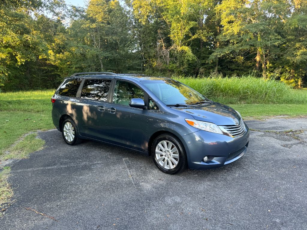 2017 Toyota Sienna - $15,995