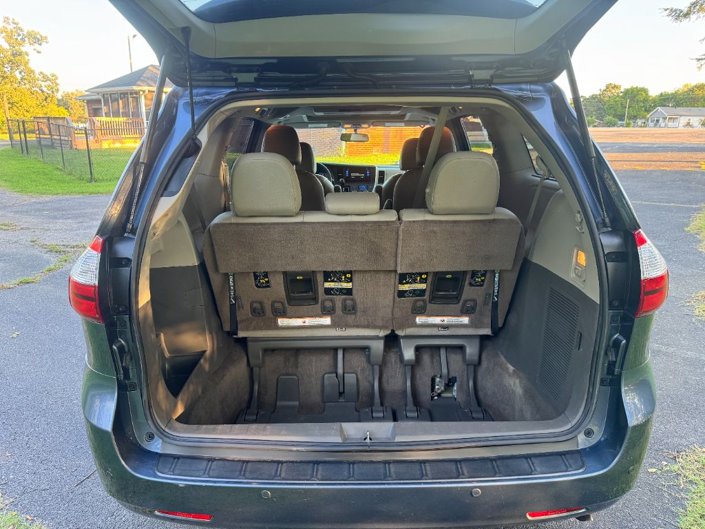 2017 Toyota Sienna - $15,995