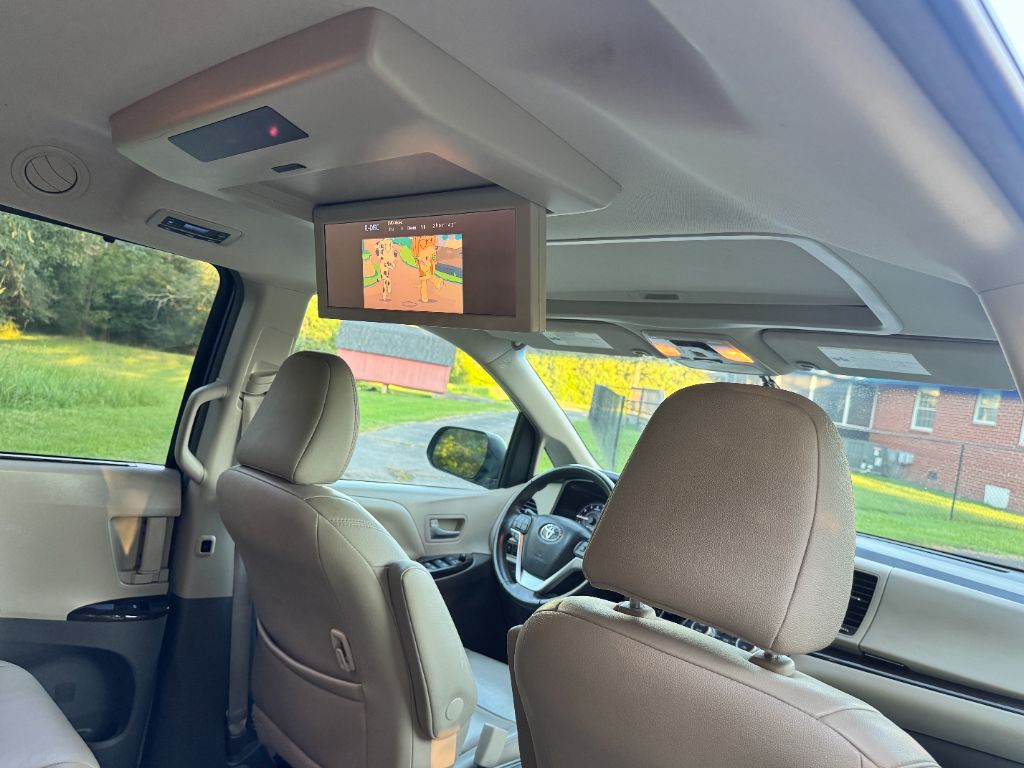 2017 Toyota Sienna - $15,995