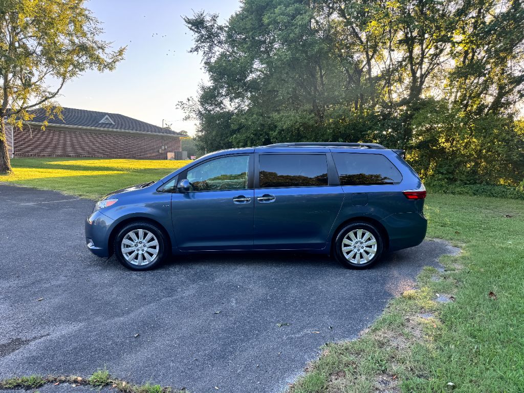 2017 Toyota Sienna - $15,995