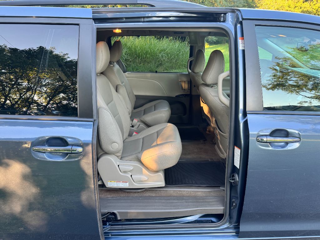 2017 Toyota Sienna - $15,995