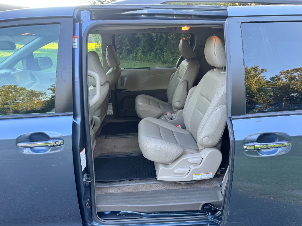 2017 Toyota Sienna - $15,995