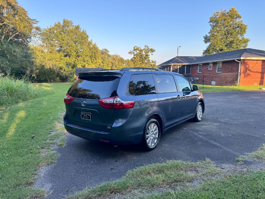 2017 Toyota Sienna - $15,995