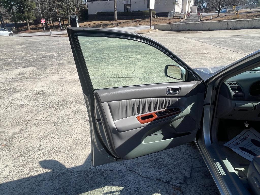2004 Toyota Camry LE V6 photo
